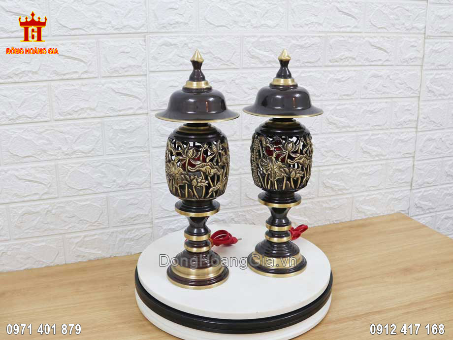 Đôi đèn thờ được đúc theo phương pháp đúc thủ công truyền thống